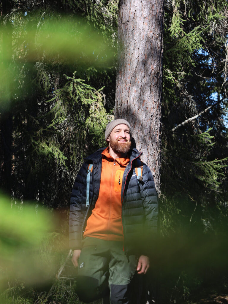 Digital Detox Schweden: Entschleunigung und Naturerlebnis im Wald von Jämtland.